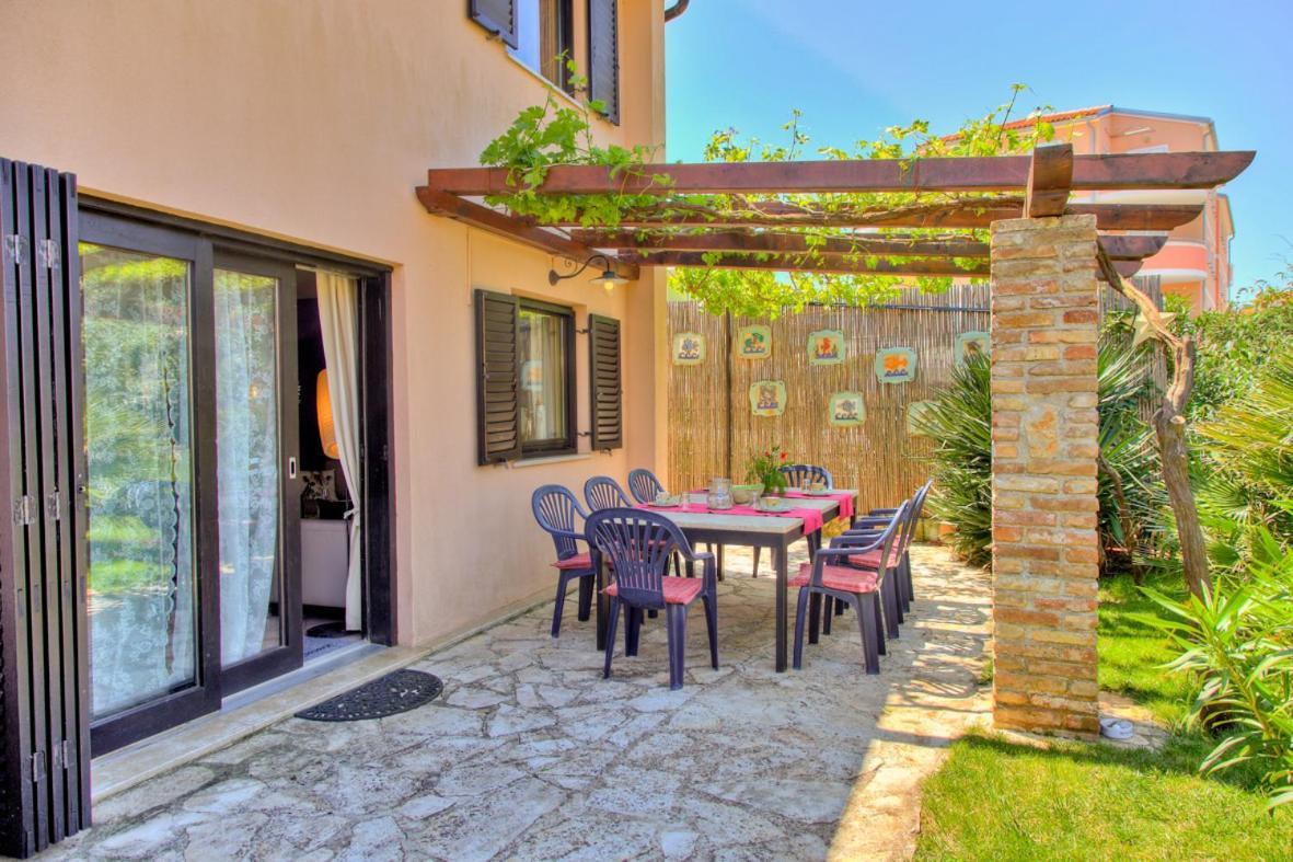 Villa Dolce Vita **** Premantura Exterior photo